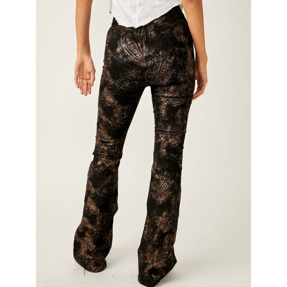 🎉LAST CHANCE🎉 FREE PEOPLE Jayde Metallic Printed Flare Jeans / Black Tie - Picture 4 of 10
